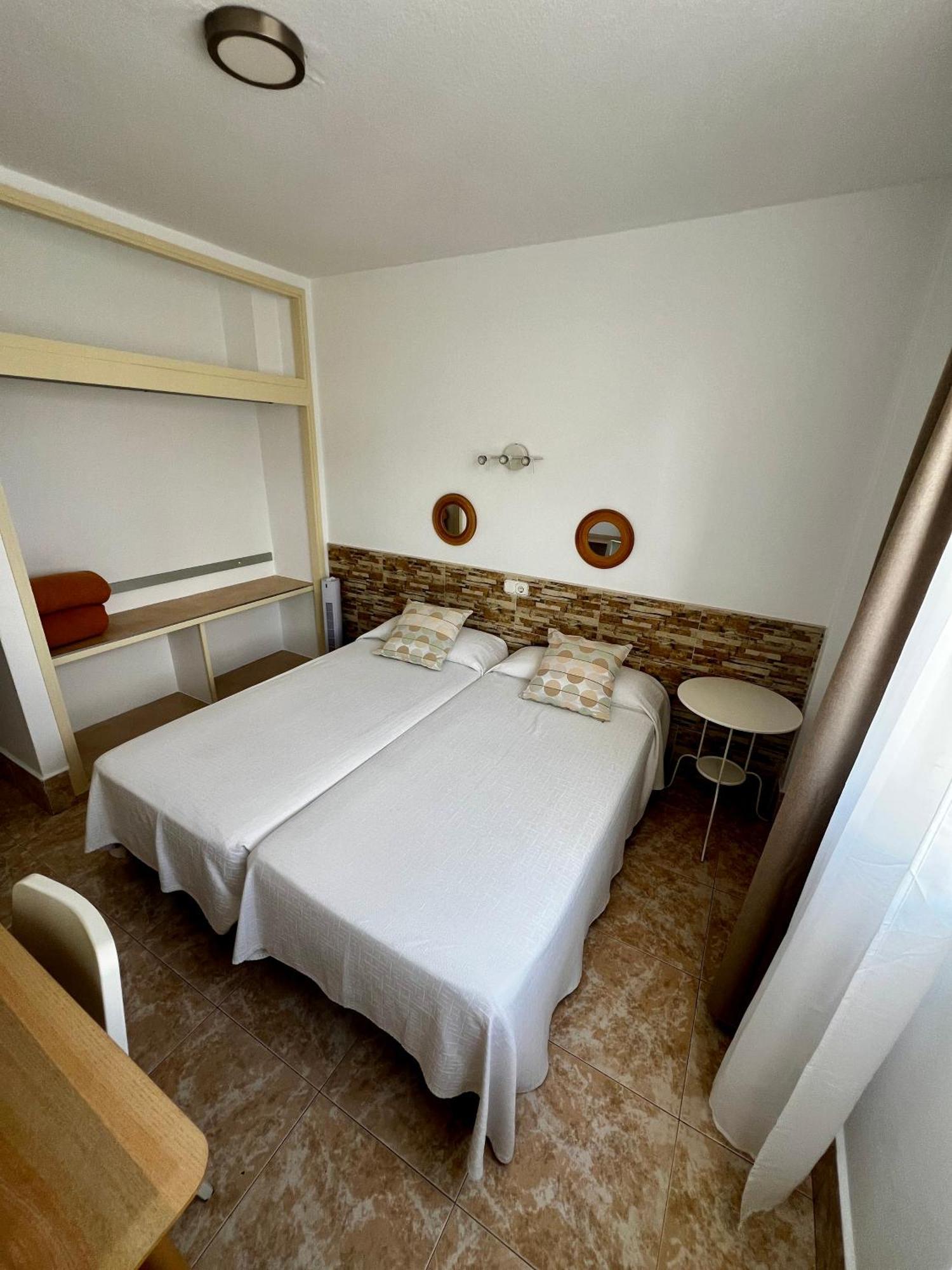 Hostal Residencia Cardona أرّاثيفي المظهر الخارجي الصورة