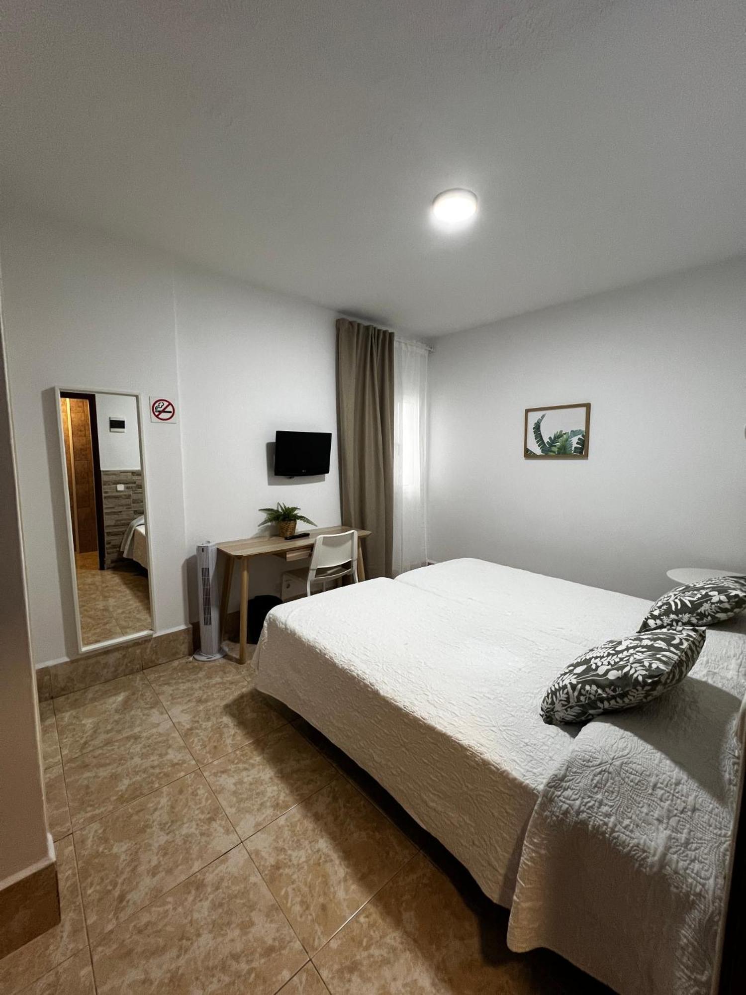 Hostal Residencia Cardona أرّاثيفي المظهر الخارجي الصورة