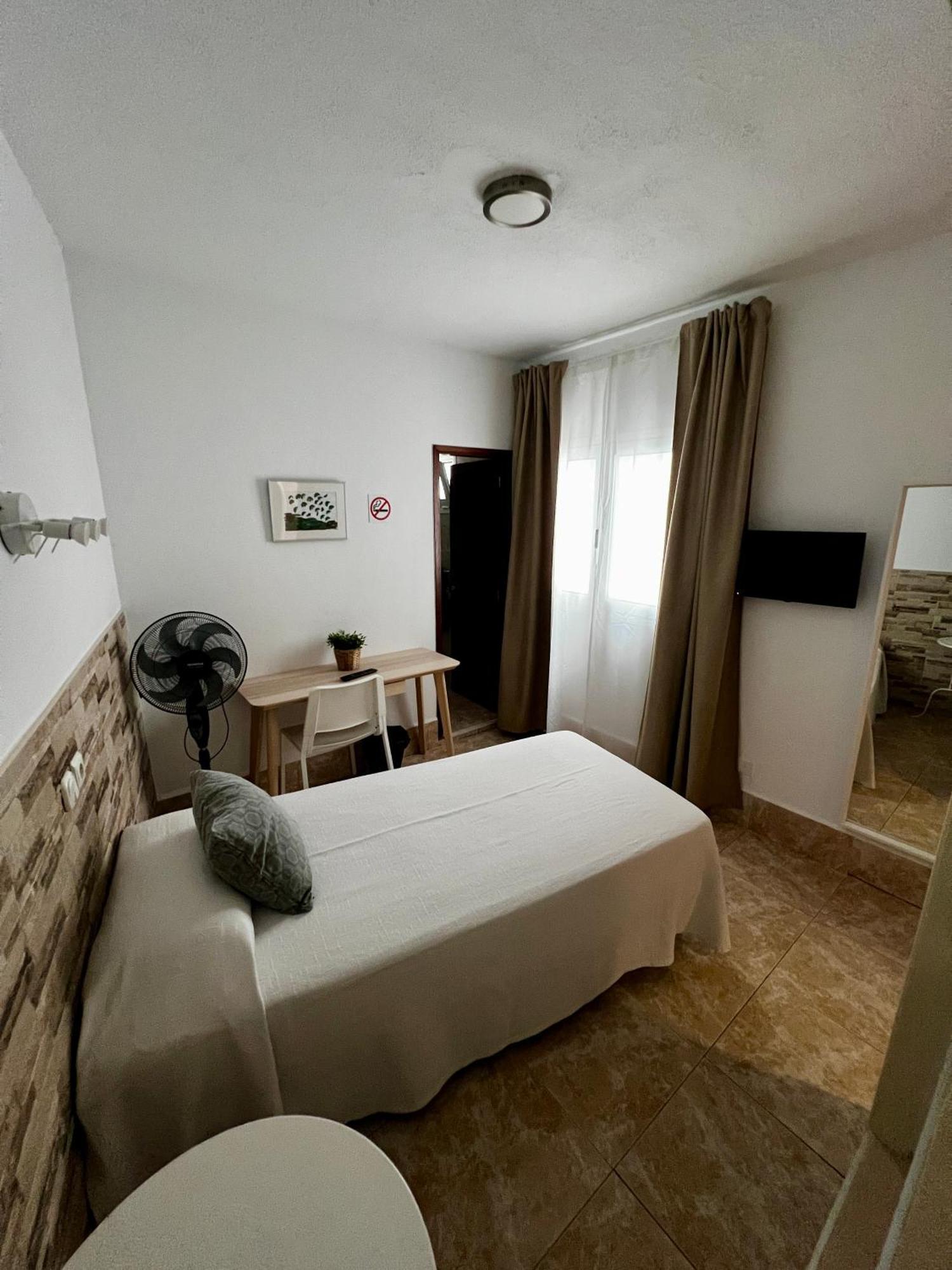 Hostal Residencia Cardona أرّاثيفي المظهر الخارجي الصورة